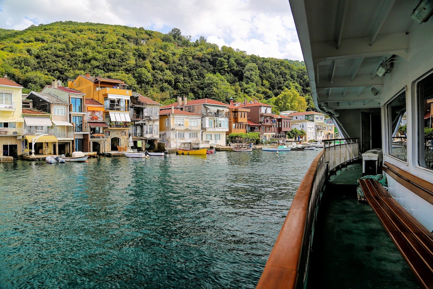 colorful houses on Bosphorus cruise tour in Istanbul