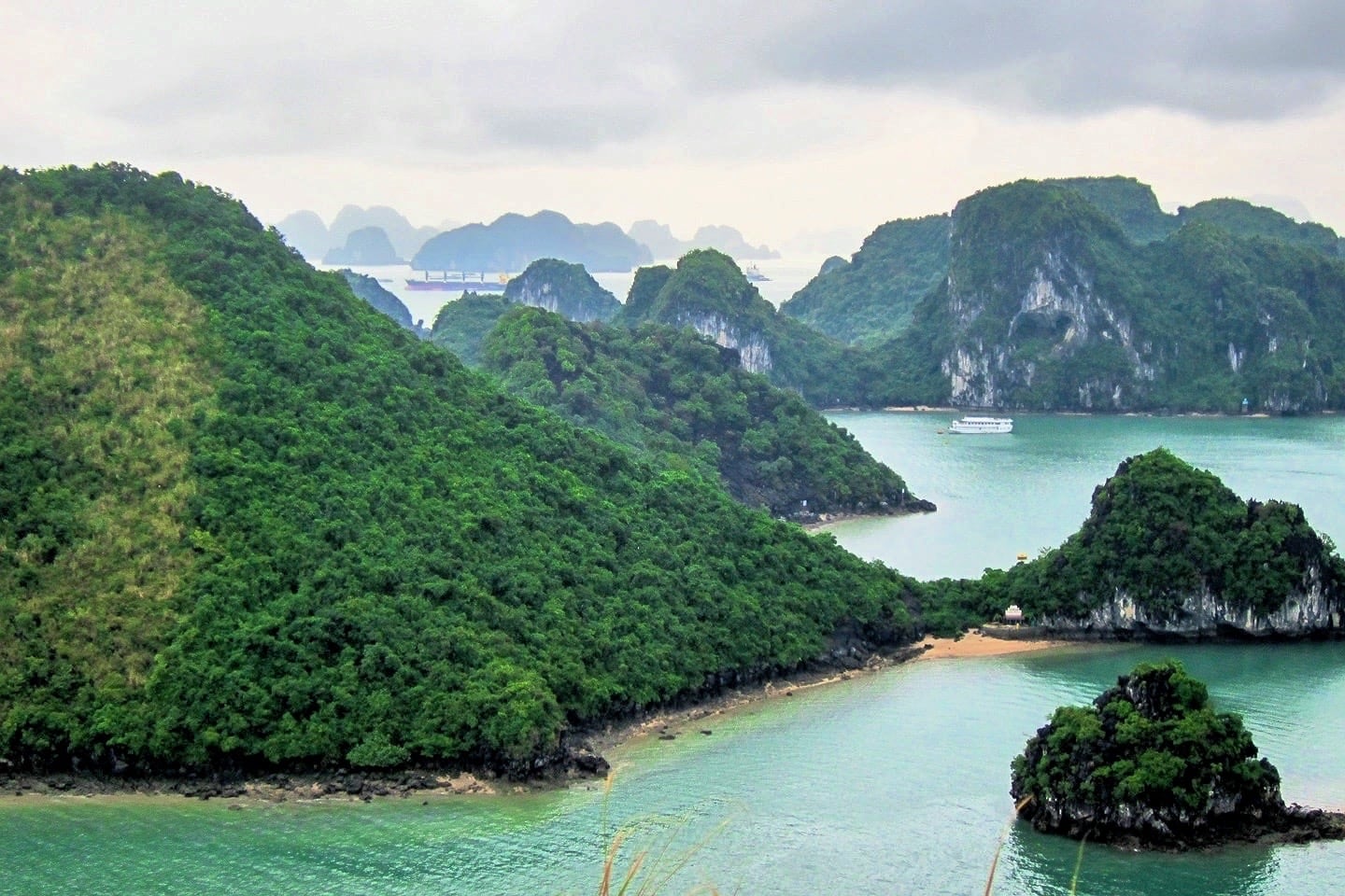 5 Best Halong Bay Cruise Tours for Every Budget (2023)