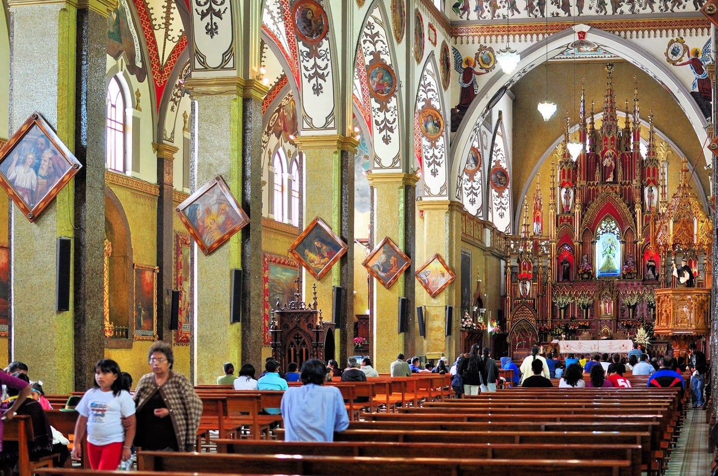 interior of Santuario y Basílica Católica Nuestra Señora del Rosario de Agua Santa de Baños