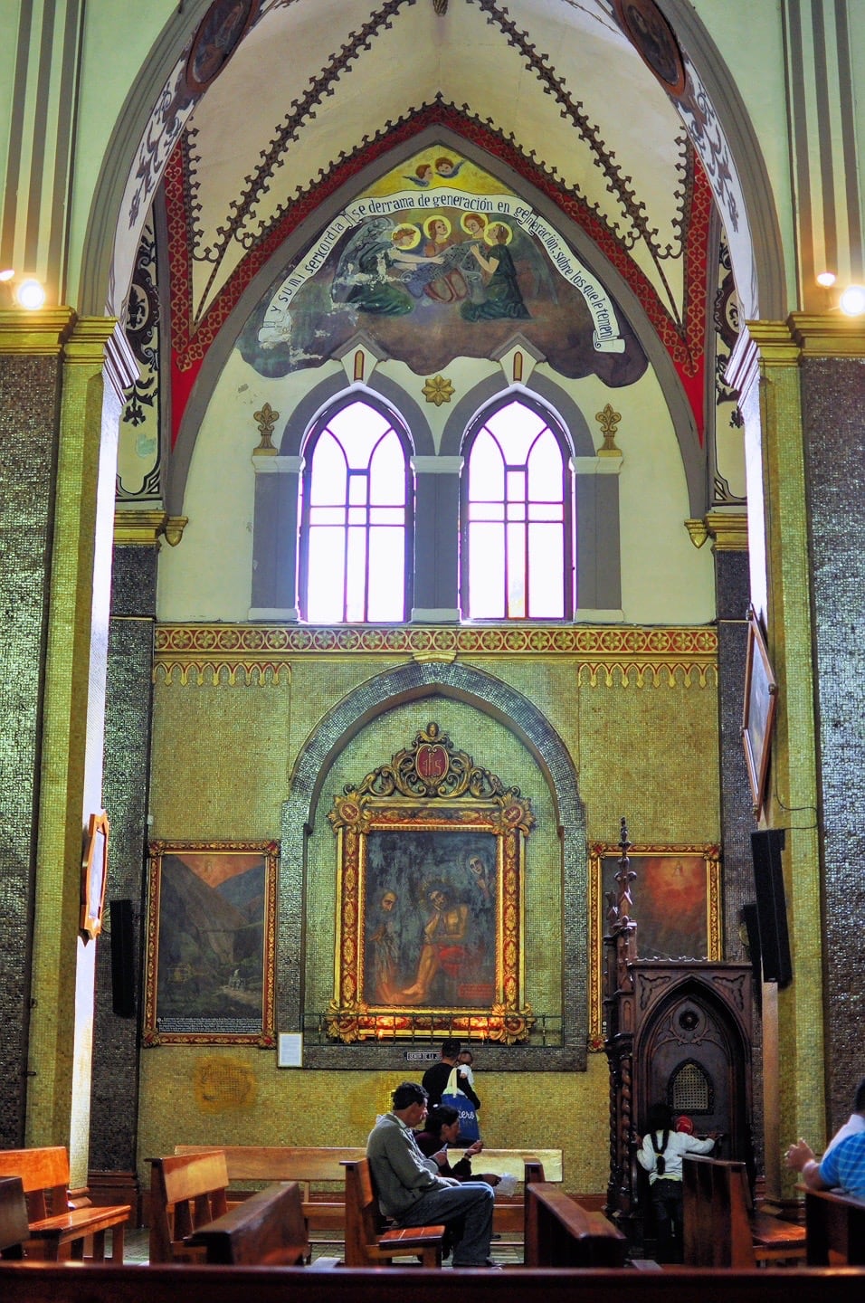 interior of Santuario y Basílica Católica Nuestra Señora del Rosario de Agua Santa de Baños